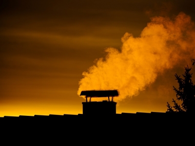 ¿Cómo evitar que entre en la casa el humo de la chimenea?
